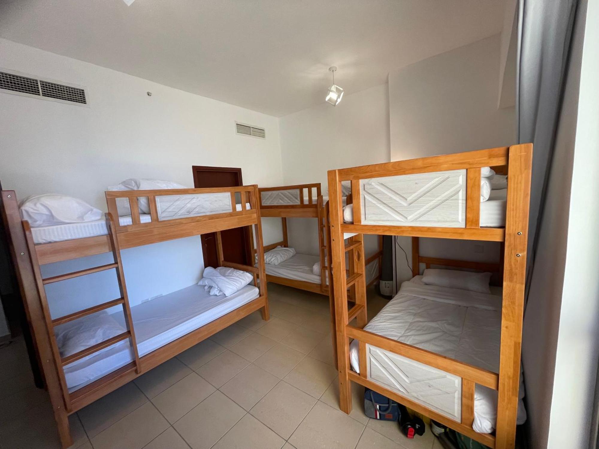 Seaview Beach Hostel Jbr - Walk To Beach - Gym - Pool - Metro Station Dubai Esterno foto