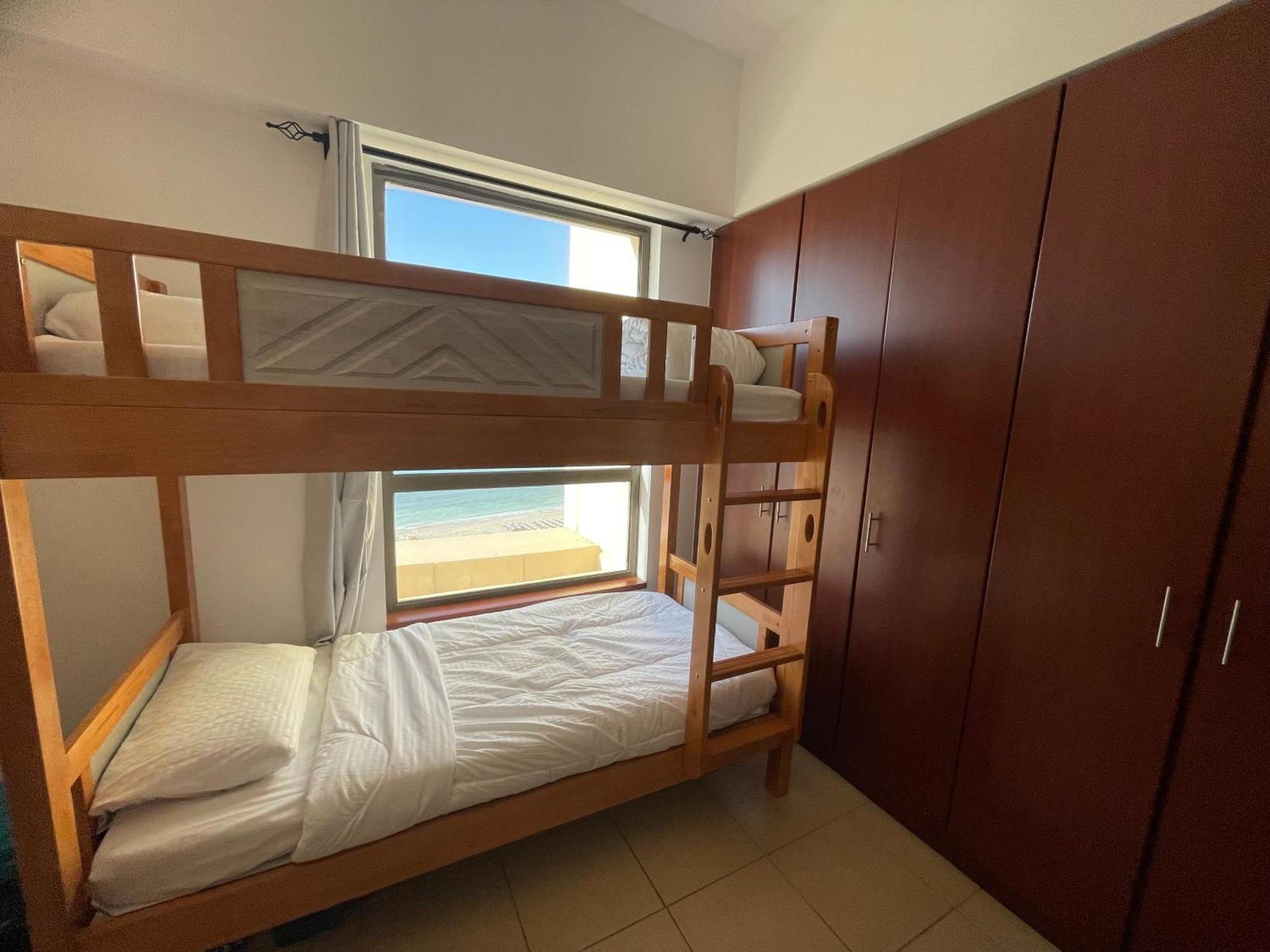 Seaview Beach Hostel Jbr - Walk To Beach - Gym - Pool - Metro Station Dubai Esterno foto