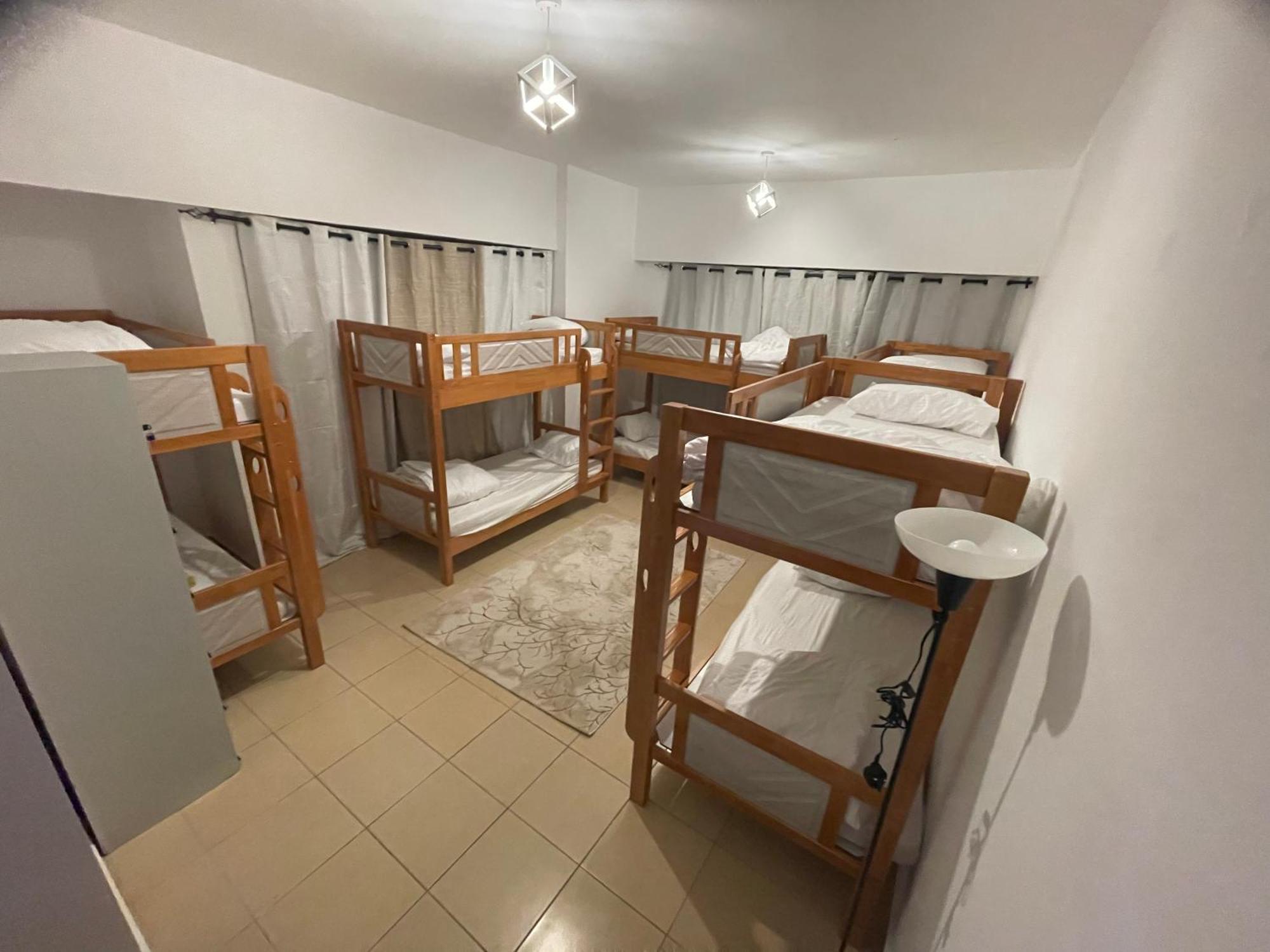 Seaview Beach Hostel Jbr - Walk To Beach - Gym - Pool - Metro Station Dubai Esterno foto