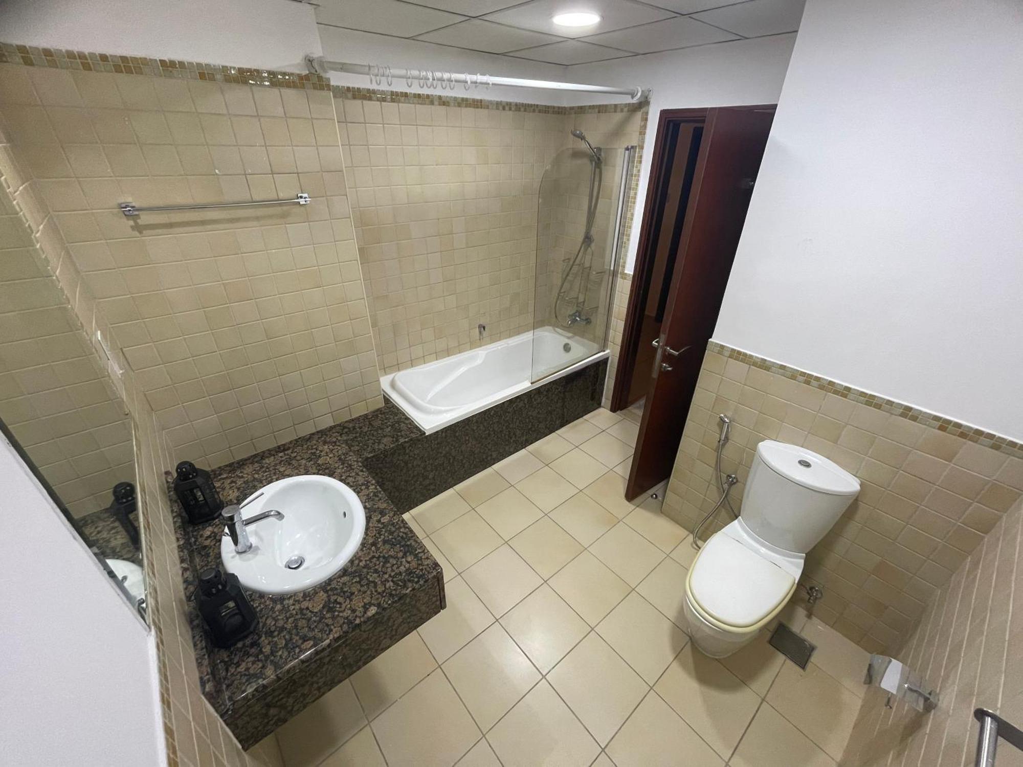Seaview Beach Hostel Jbr - Walk To Beach - Gym - Pool - Metro Station Dubai Esterno foto