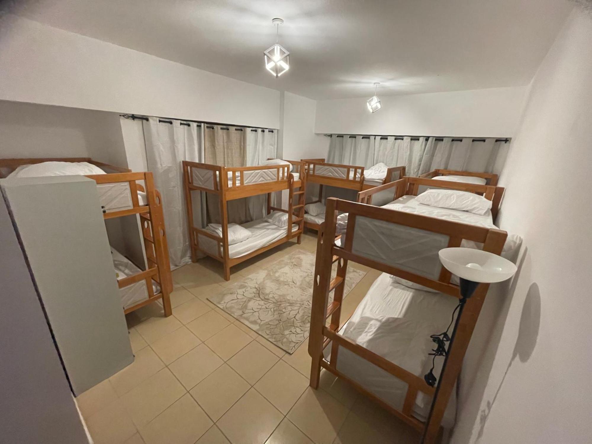 Seaview Beach Hostel Jbr - Walk To Beach - Gym - Pool - Metro Station Dubai Esterno foto