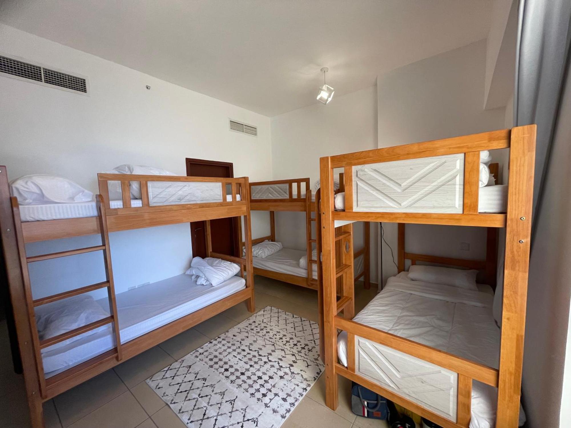 Seaview Beach Hostel Jbr - Walk To Beach - Gym - Pool - Metro Station Dubai Esterno foto