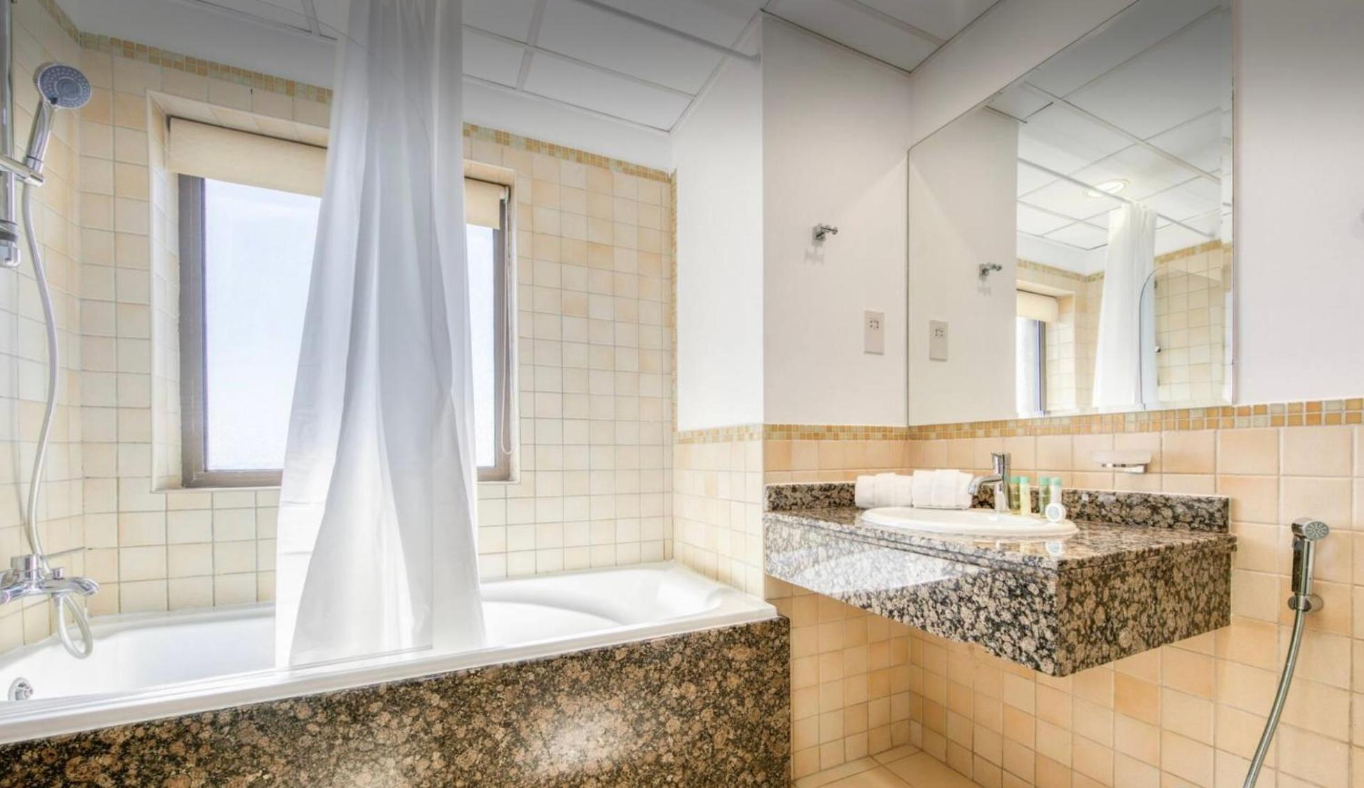 Seaview Beach Hostel Jbr - Walk To Beach - Gym - Pool - Metro Station Dubai Esterno foto